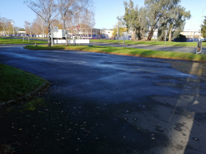 Grand parking privé